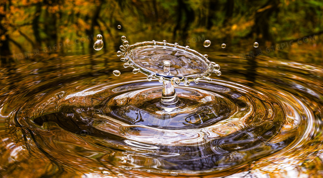 掉落水面上的水滴创意摄影高清图片