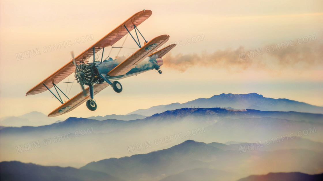 飞在天空中的老式飞机摄影高清图片