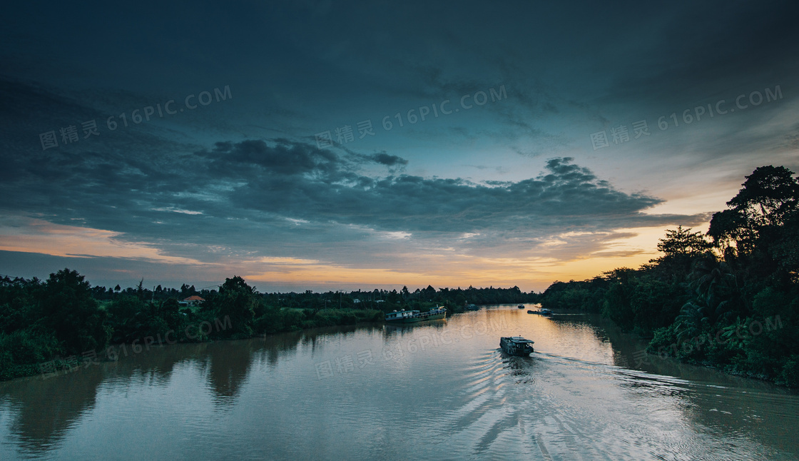 夕阳下的河流美景摄影图片