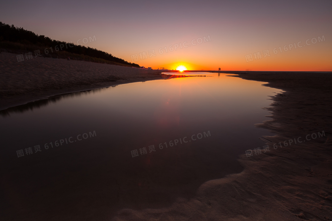 黄昏夕阳照射下的水面摄影高清图片