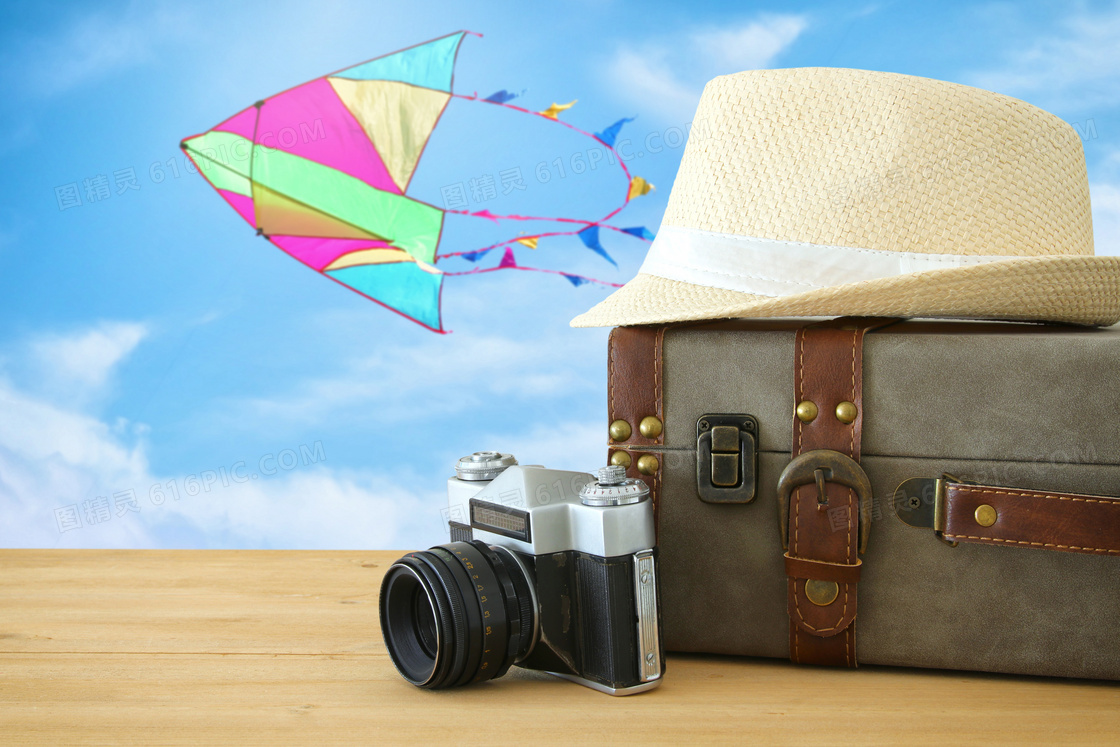 相机与行李箱上的帽子摄影高清图片