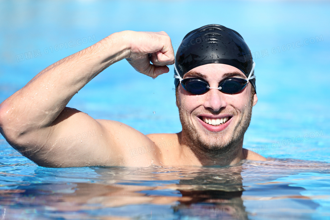 水里握着拳的游泳男子摄影高清图片