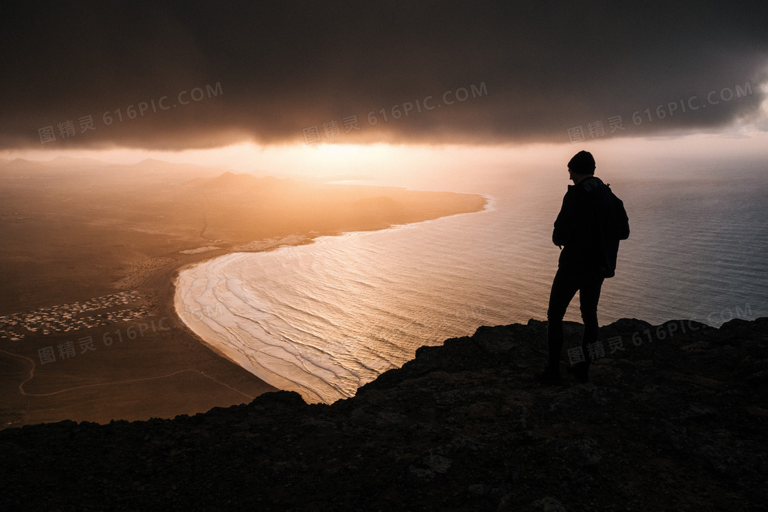 日落时分海景人物剪影摄影高清图片
