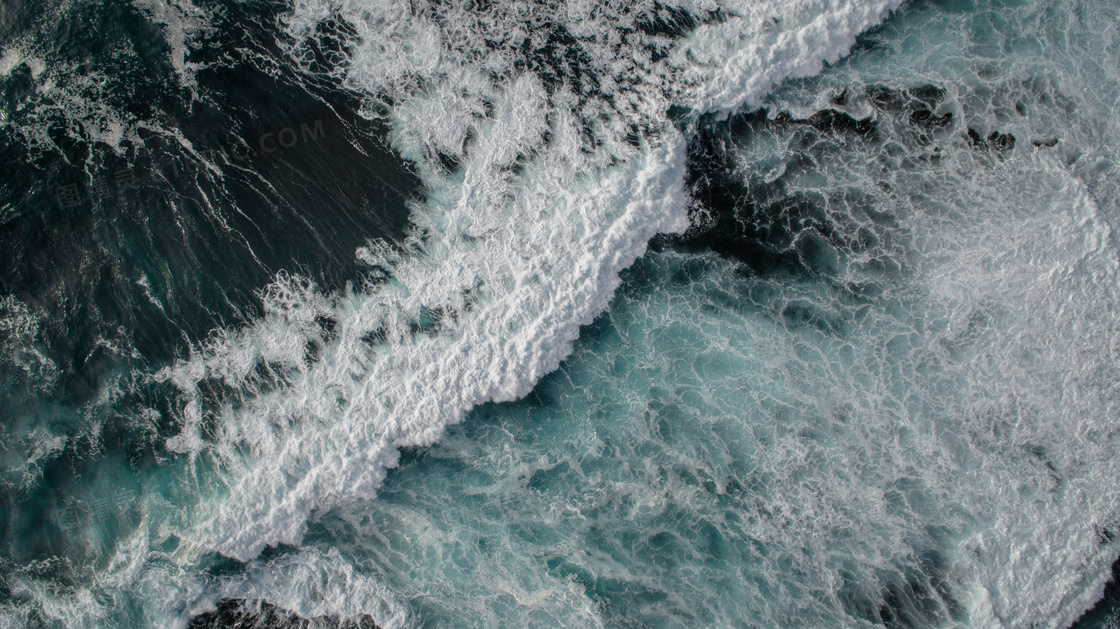 在海面之上卷起的波浪摄影高清图片