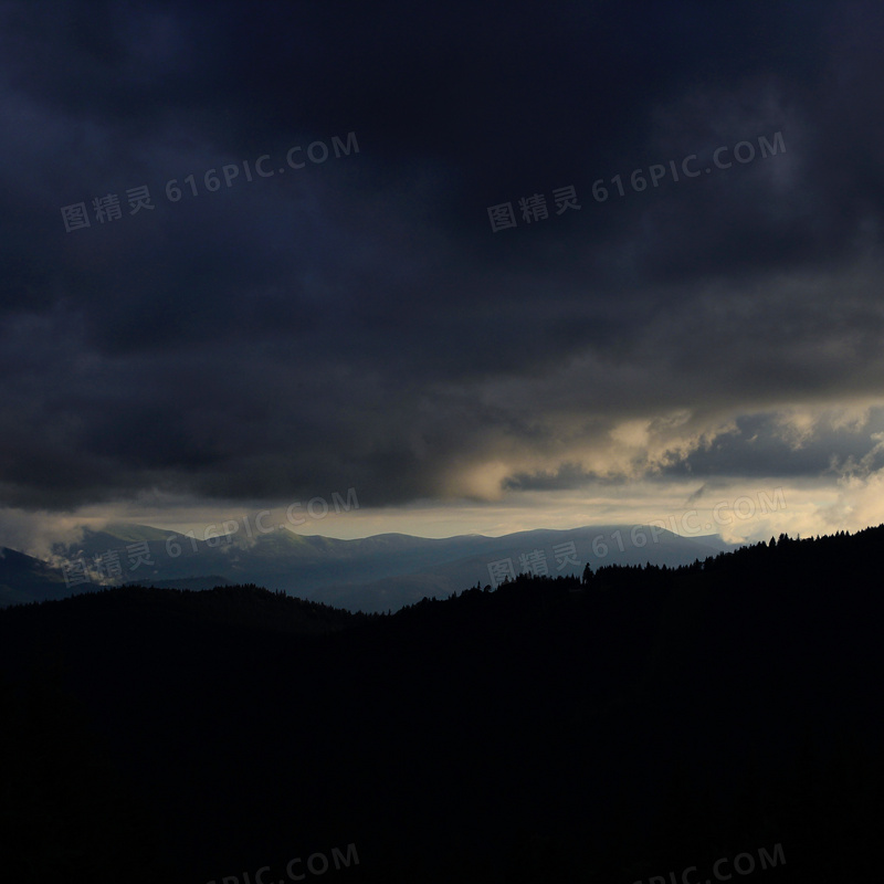 黑云压境下的山峦风光摄影高清图片