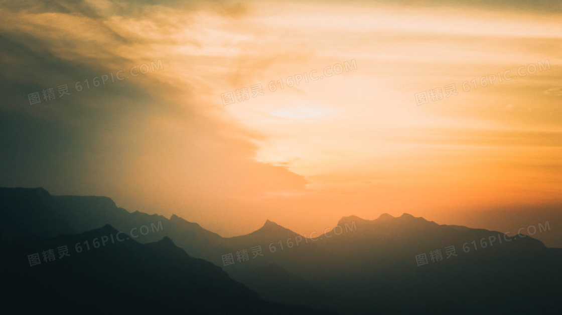 日落时隐约可见的山峦摄影高清图片