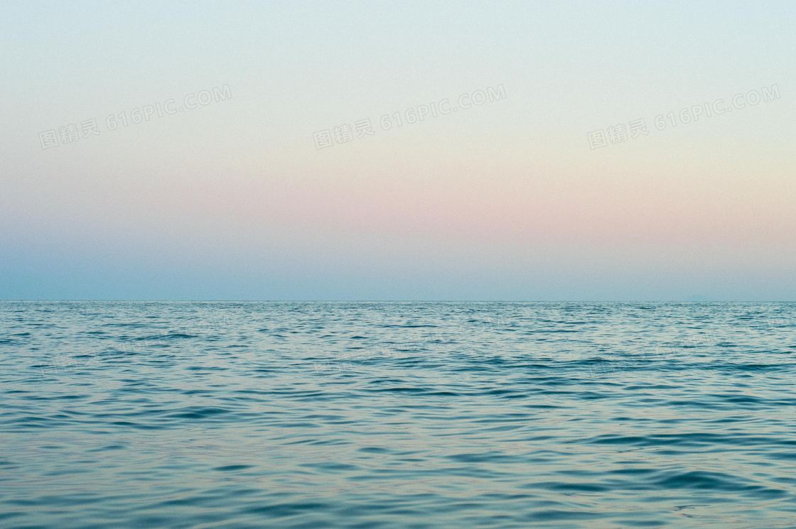 天边霞光与平静的海面摄影高清图片