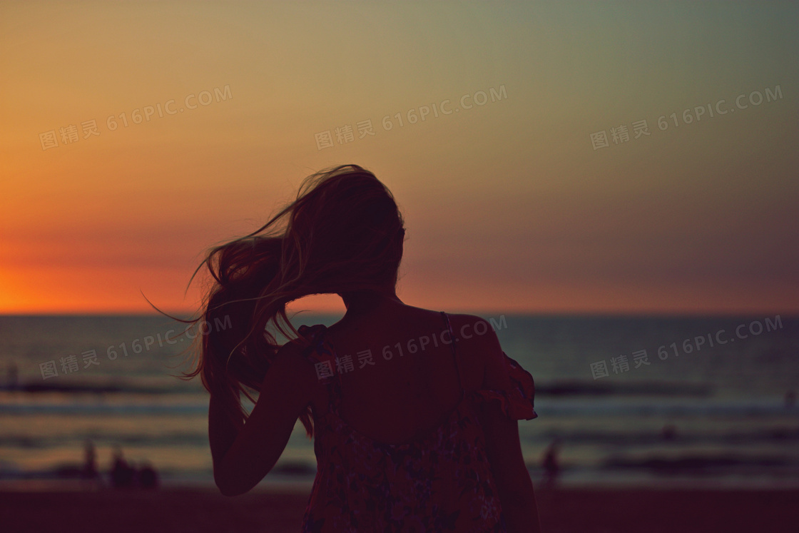 海边看日落的美女人物摄影高清图片