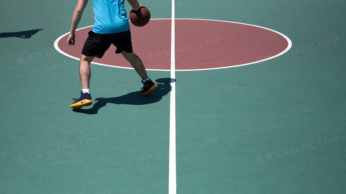 在运球的篮球运动人物摄影高清图片