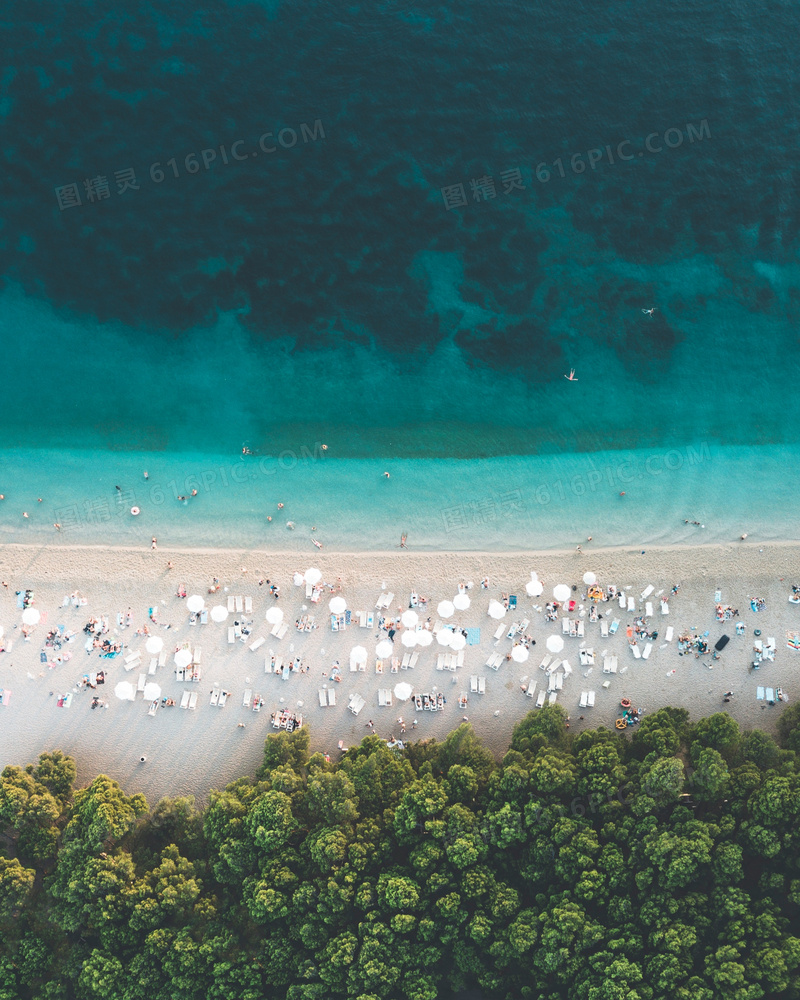 海景与在沙滩上的游人摄影高清图片