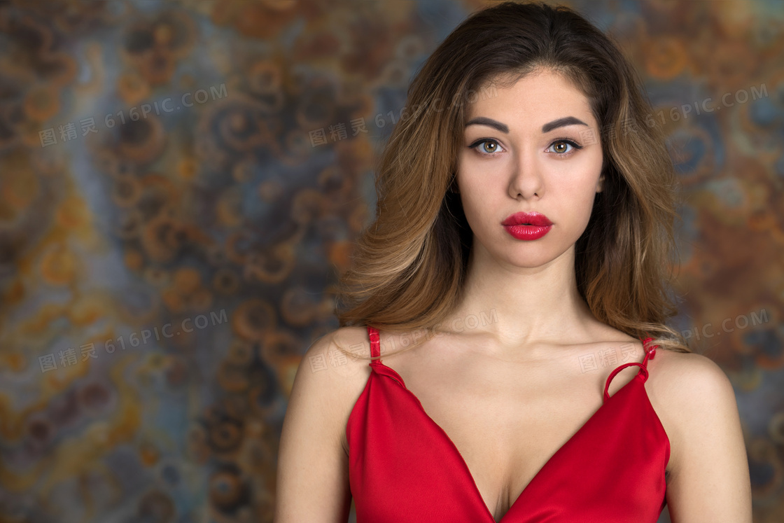 身穿吊带裙的红唇美女摄影高清图片