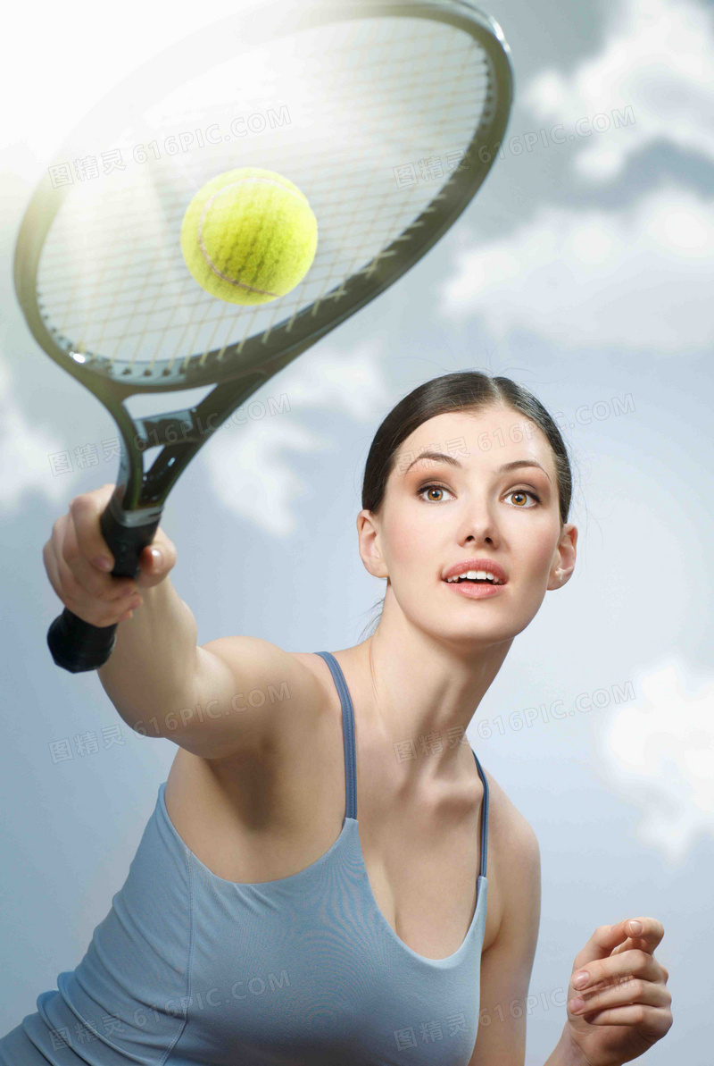 挥拍子击球的网球运动美女高清图片