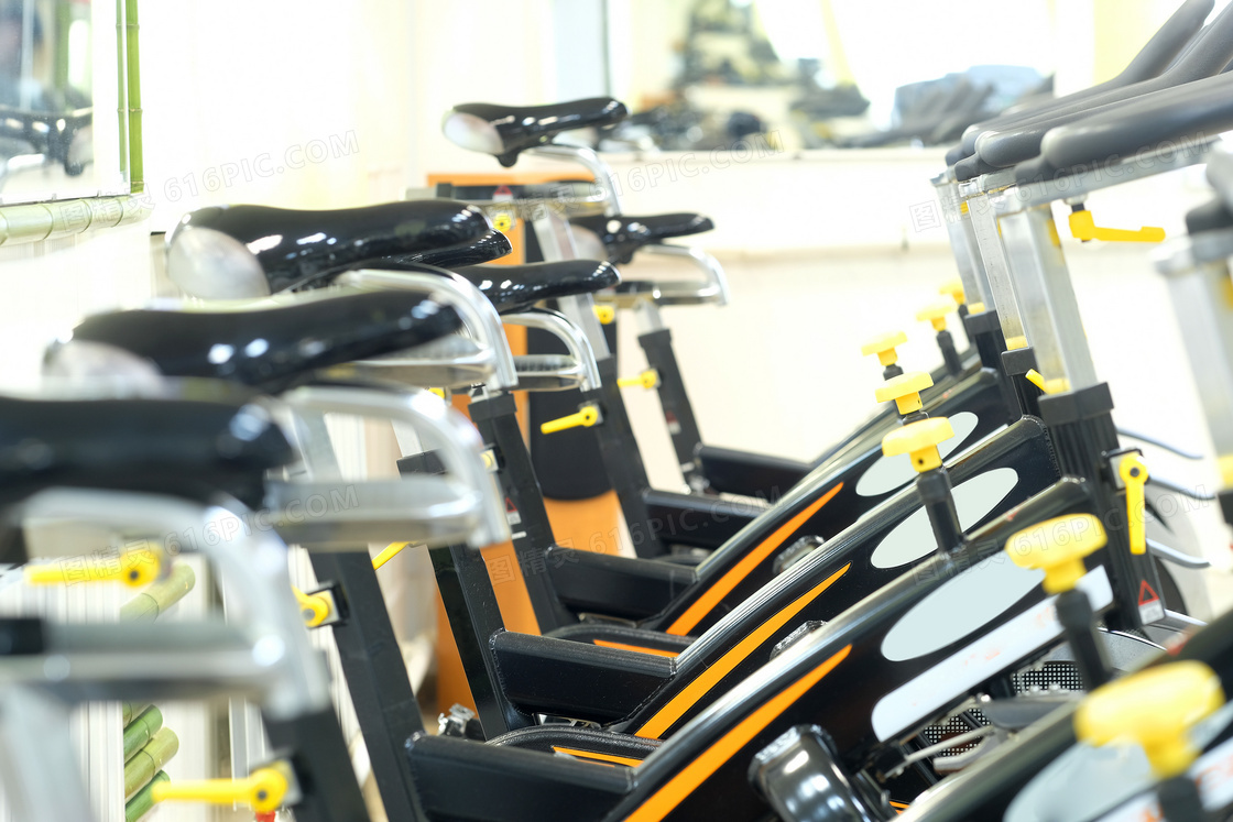 健身房的动感单车器械特写高清图片