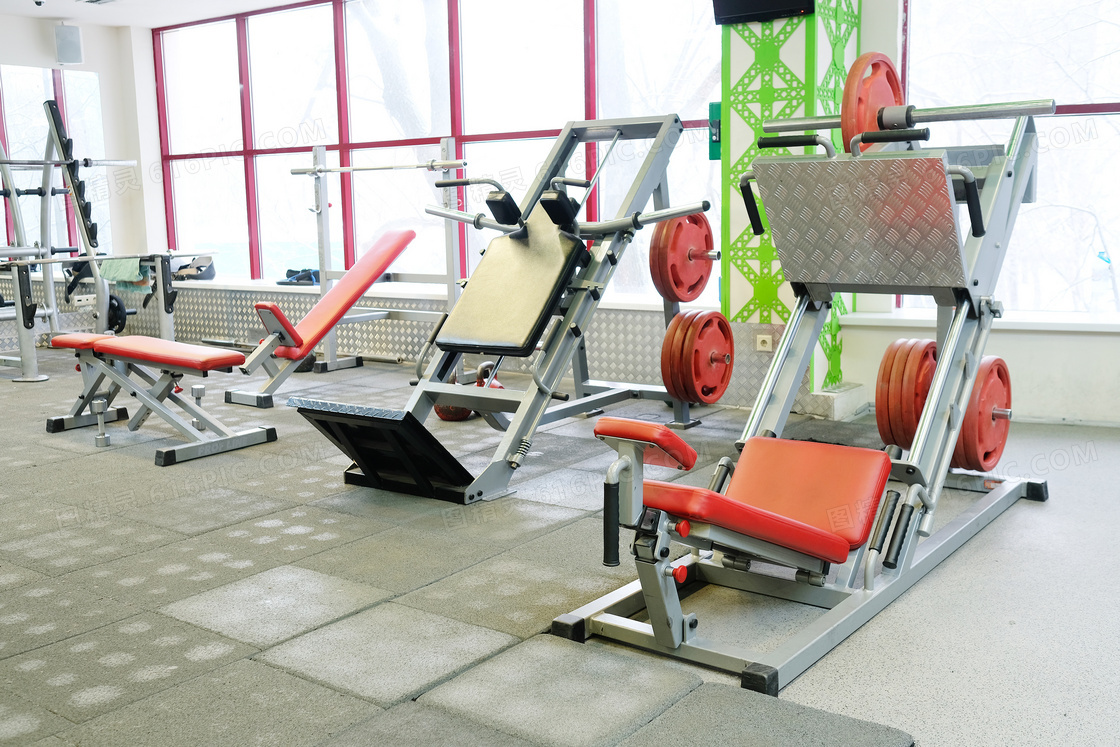 健身房的多种体能锻炼器材高清图片