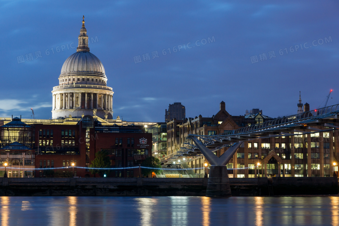 在泰晤士河畔的大教堂摄影高清图片