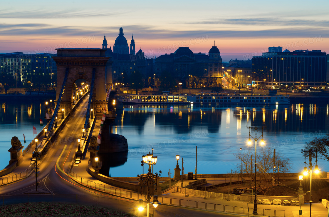 布达佩斯的塞切尼链桥夜景高清图片