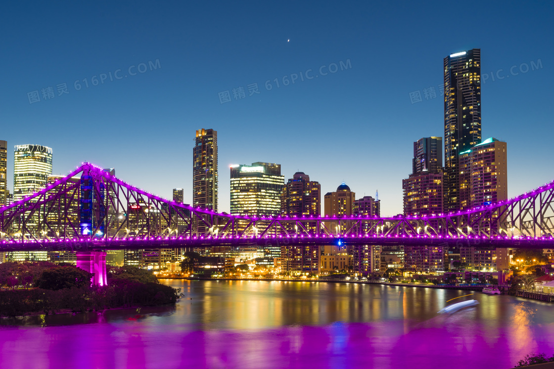 城市夜景与紫色光装饰的桥高清图片