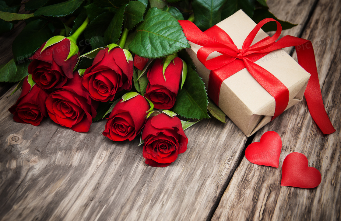 绿叶红花与礼物盒特写摄影高清图片