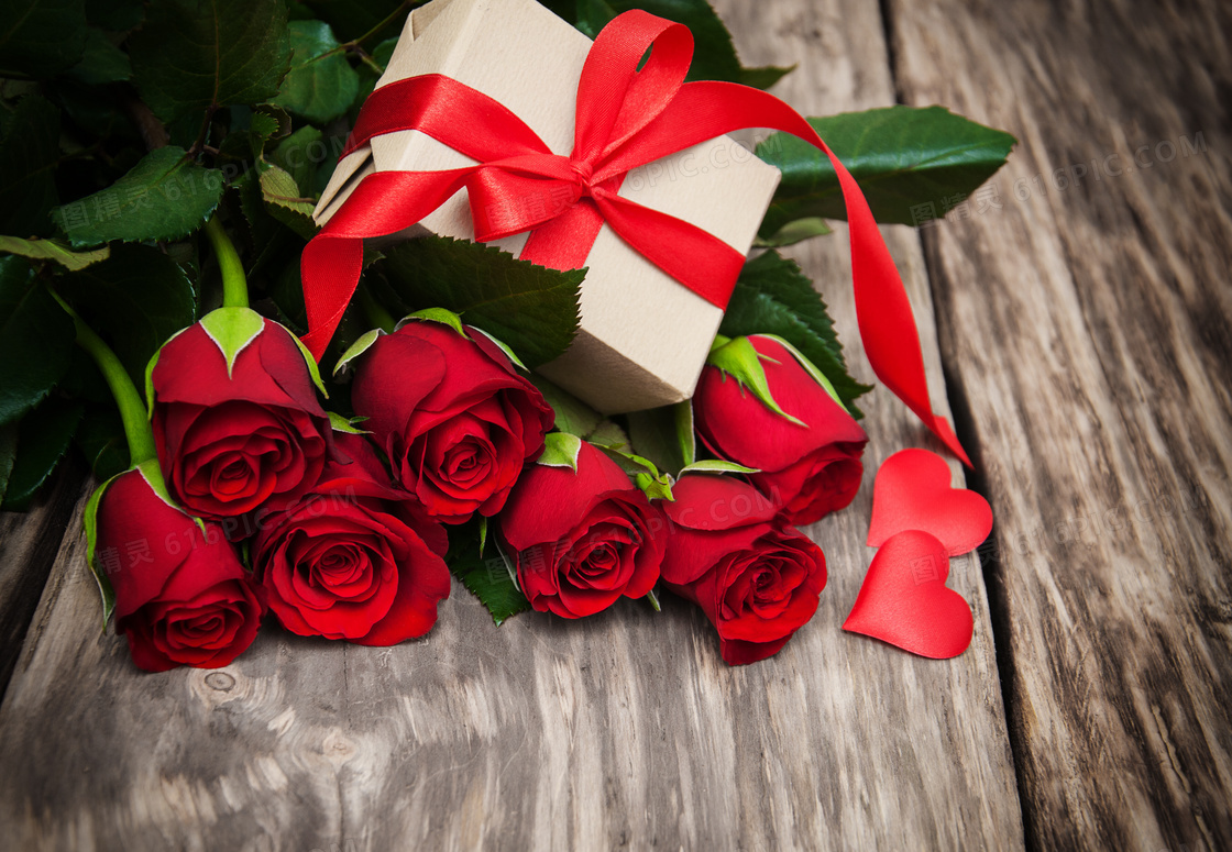 木板上的礼物盒与玫瑰摄影高清图片