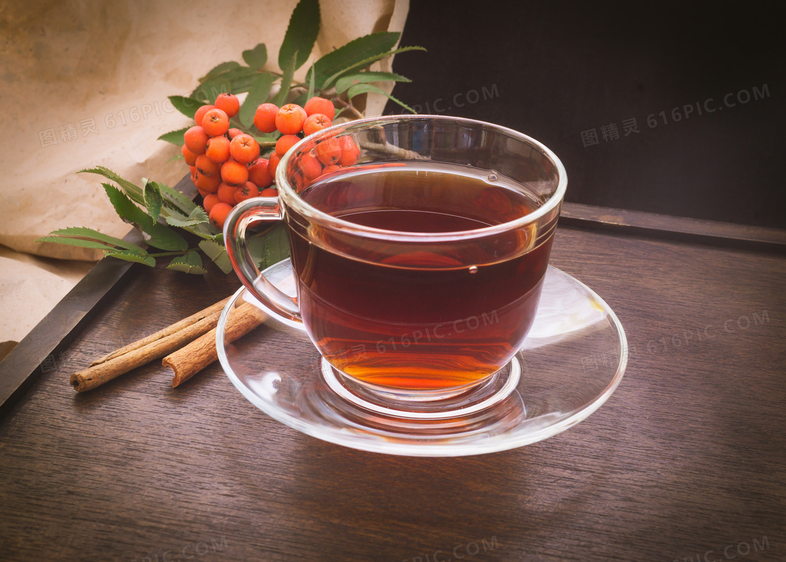 桂皮山楂与杯中的热茶摄影高清图片