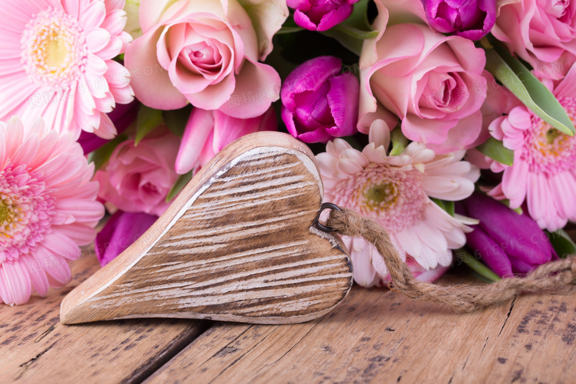 菊花玫瑰花与心形木牌摄影高清图片