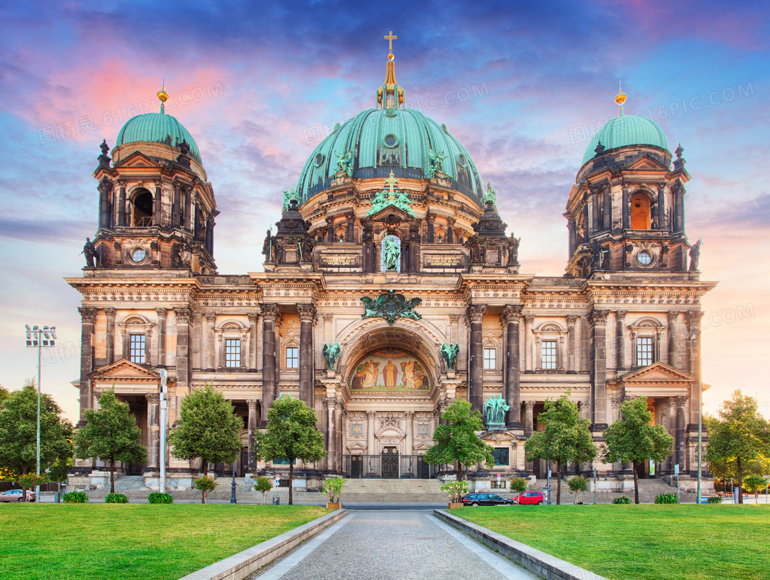 树木草坪与柏林大教堂摄影高清图片