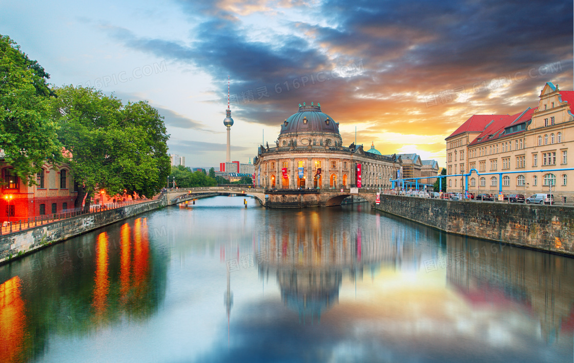 河两岸的柏林建筑风光摄影高清图片