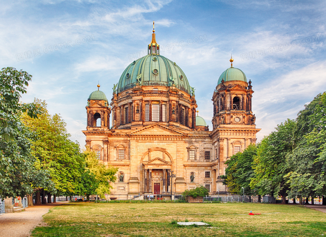 柏林大教堂与大树草地摄影高清图片