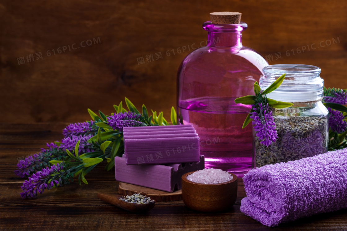 紫色毛巾与紫色的花草摄影高清图片