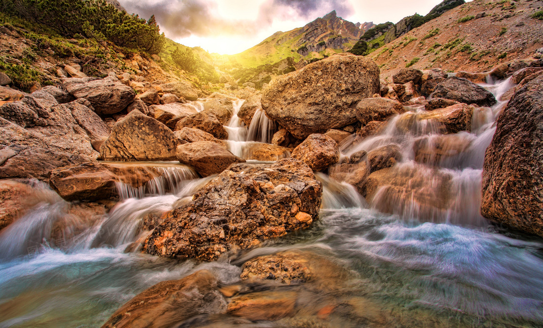山间石头上流淌的瀑布摄影高清图片