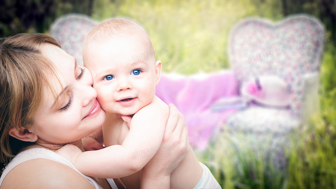 妈妈抱起来的可爱宝宝摄影高清图片