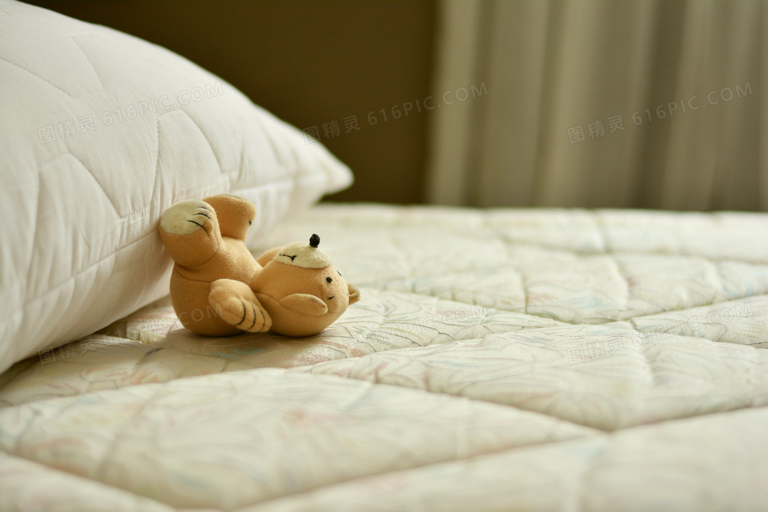 床垫上的玩具小熊特写摄影高清图片