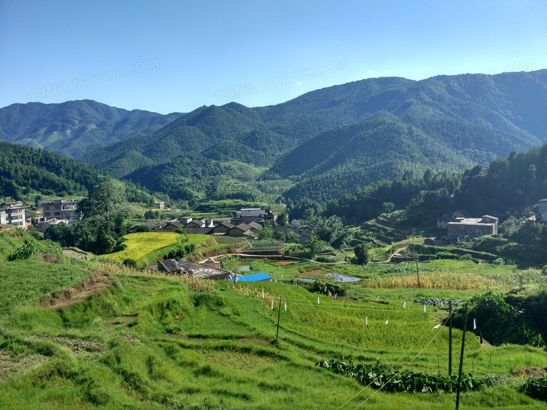 大山深处的乡村景色摄影图片