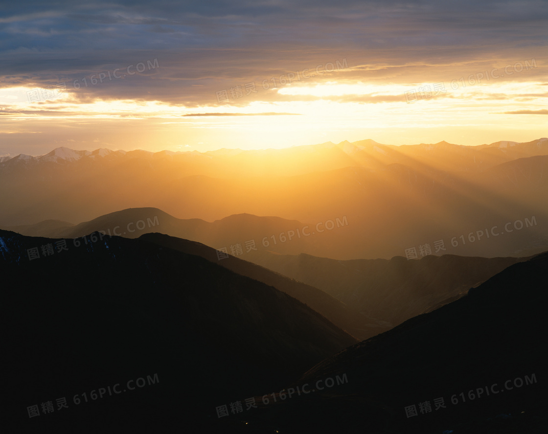 山顶美丽云雾和夕阳美景摄影图片
