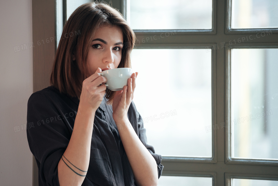 靠着门框喝咖啡的美女摄影高清图片