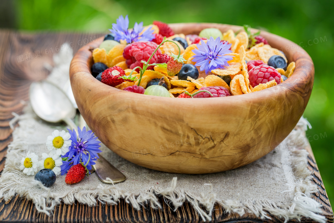 木碗里的覆盆子蓝莓等水果高清图片
