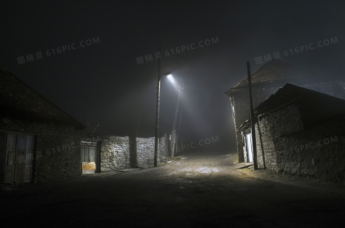 路灯强光照耀下的农村道路高清图片