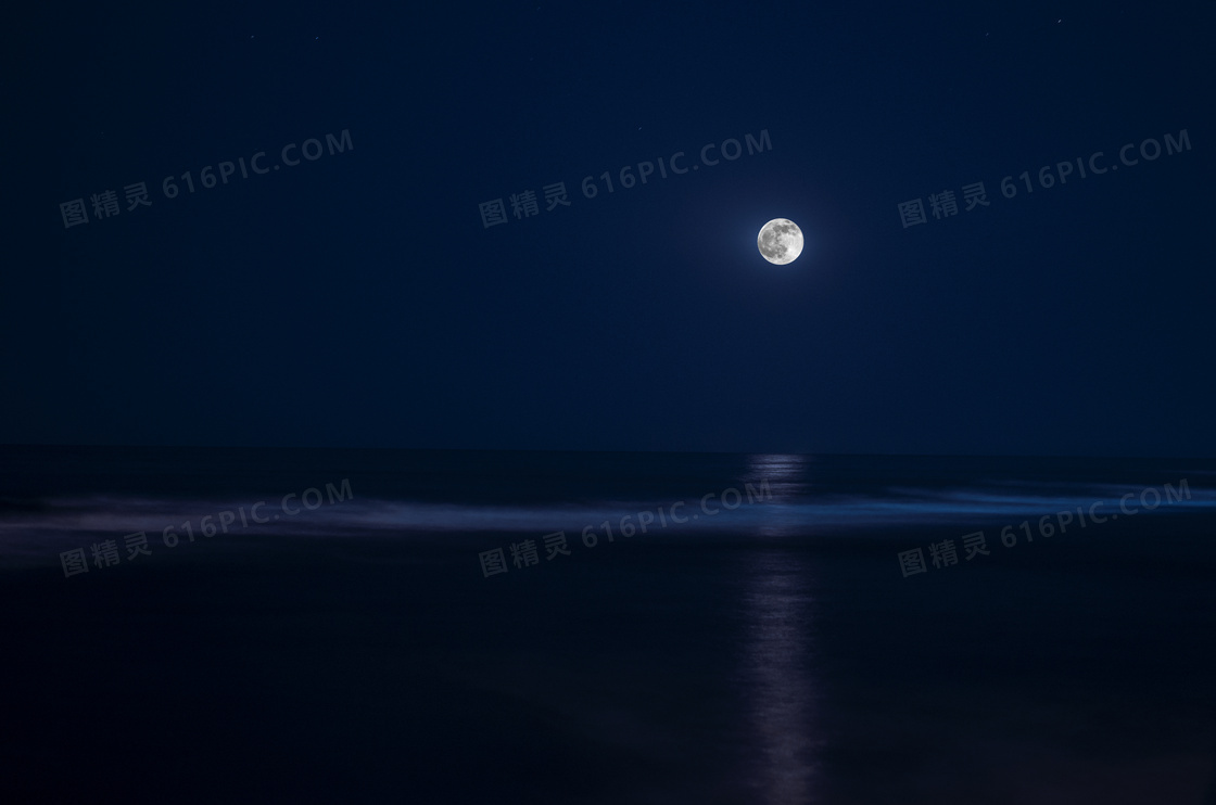 明月与平静的海面夜景摄影高清图片