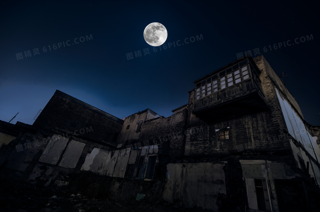 颓废房屋与空中的圆月摄影高清图片
