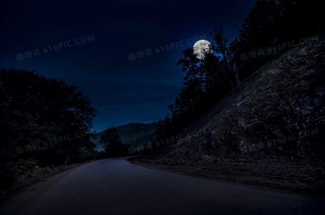 山间公路与在夜空中的月亮高清图片