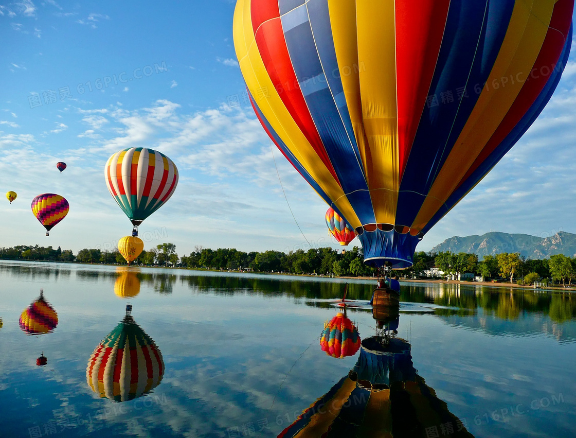 蓝天白云与湖上空的热气球高清图片