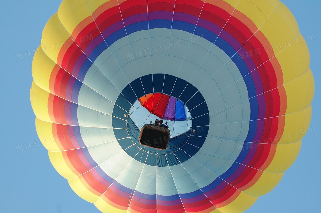 升到空中的缤纷热气球摄影高清图片