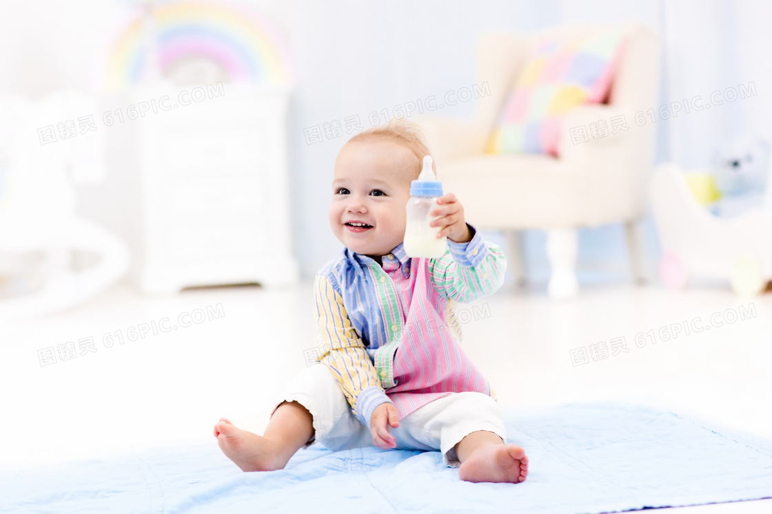手举着奶瓶的宝宝写真摄影高清图片
