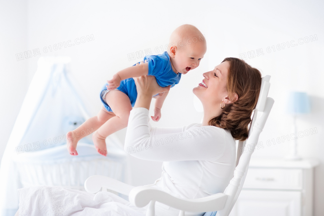 被妈妈举高的可爱宝宝摄影高清图片