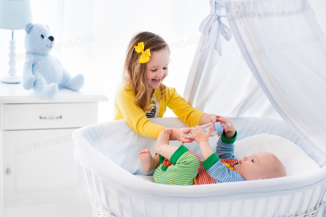 小女孩与摇篮里的宝宝摄影高清图片