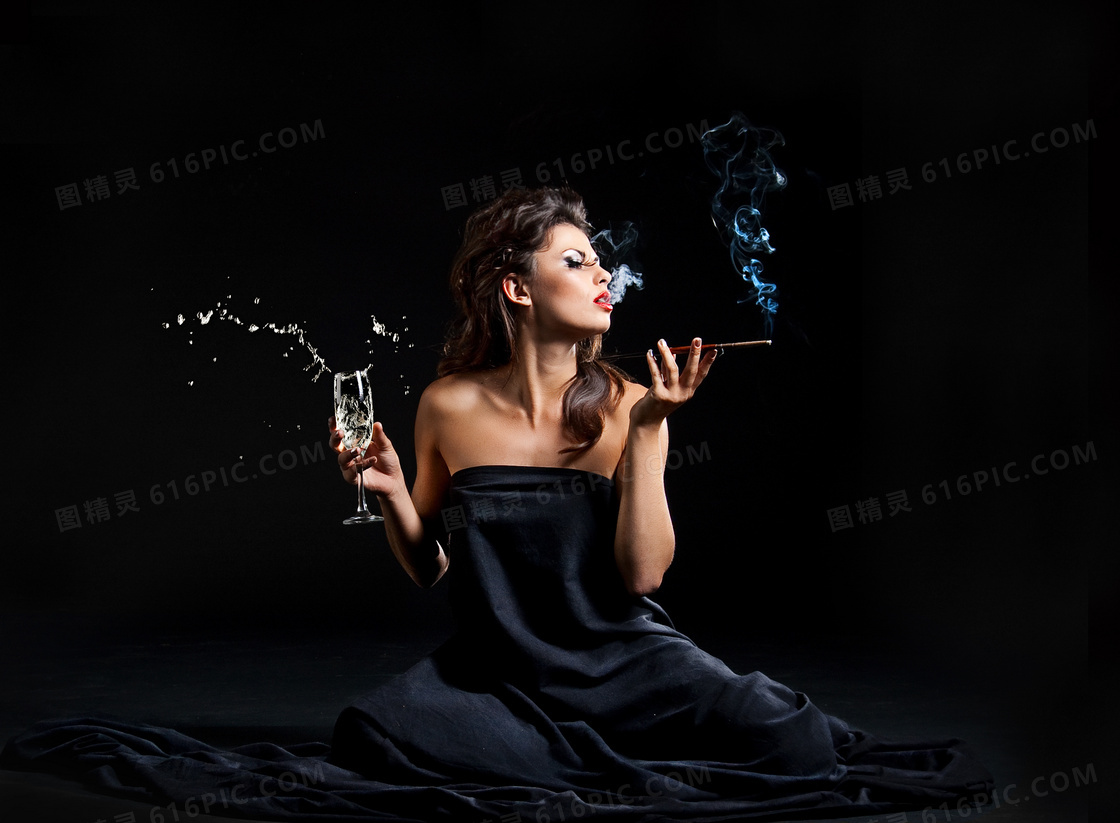 拿着酒杯吐烟圈的美女摄影高清图片