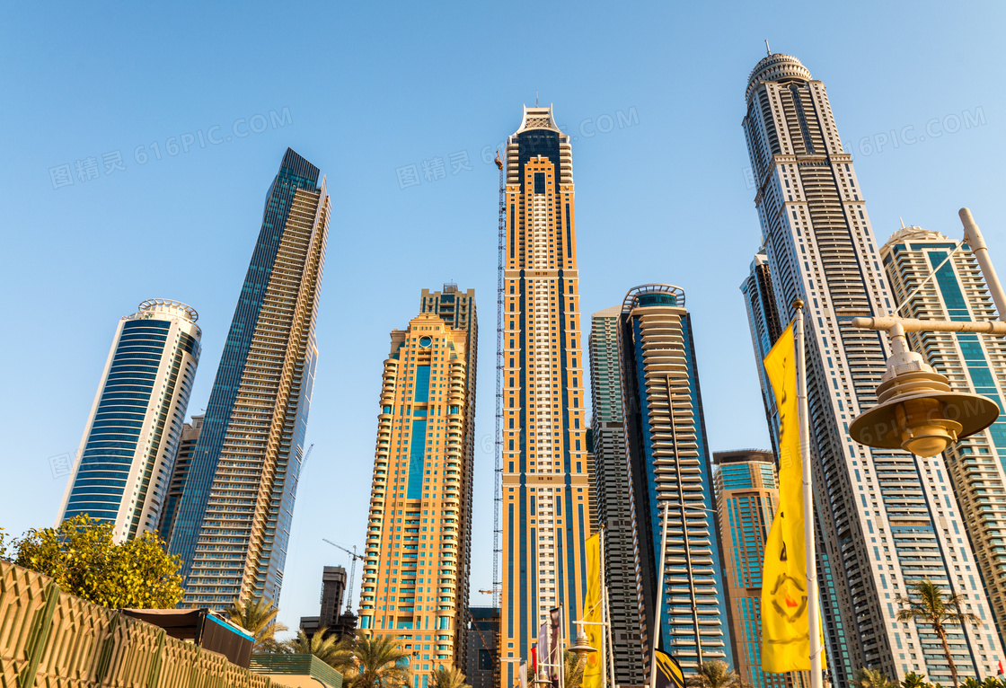 蓝天映衬下的城市建筑摄影高清图片