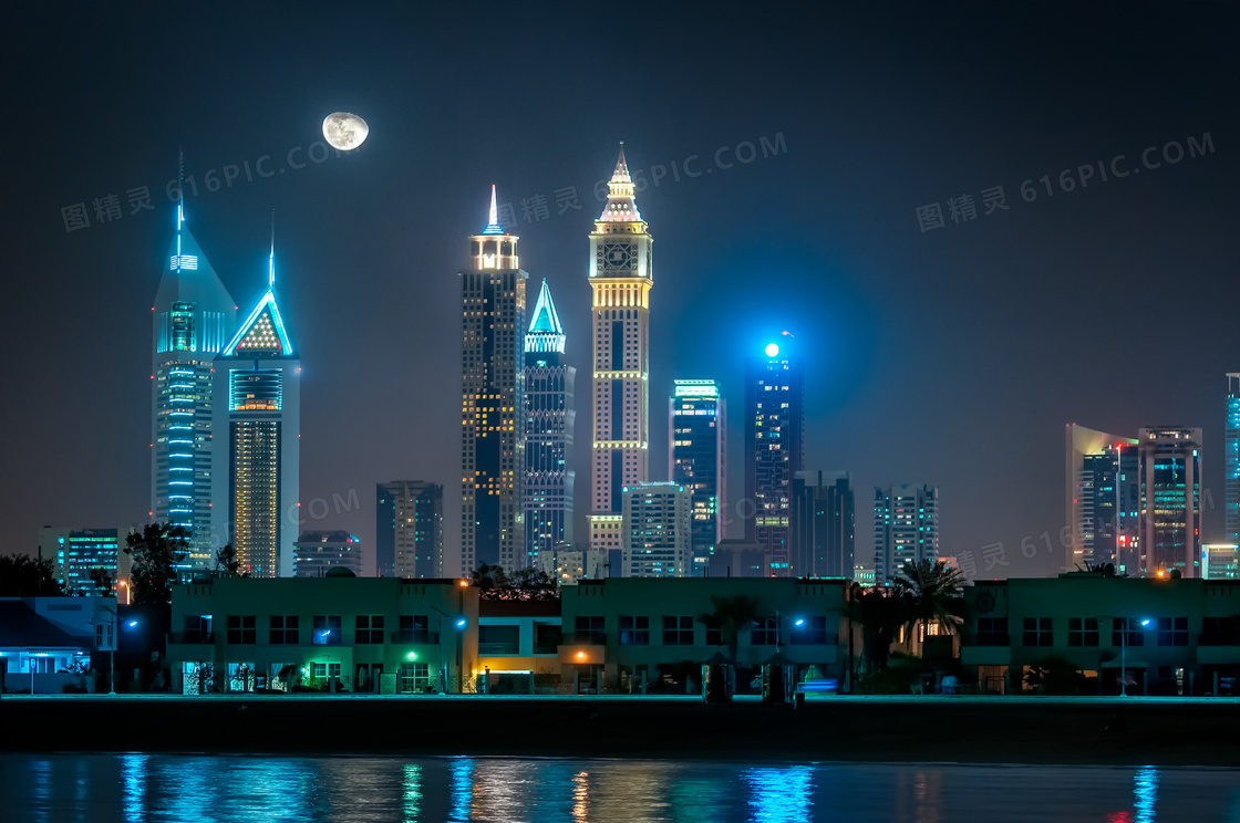 夜晚月光下的城市建筑摄影高清图片