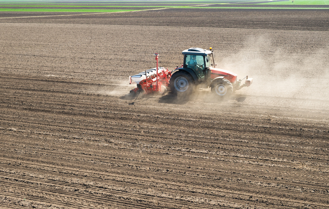 农场土地上的农用机械摄影高清图片