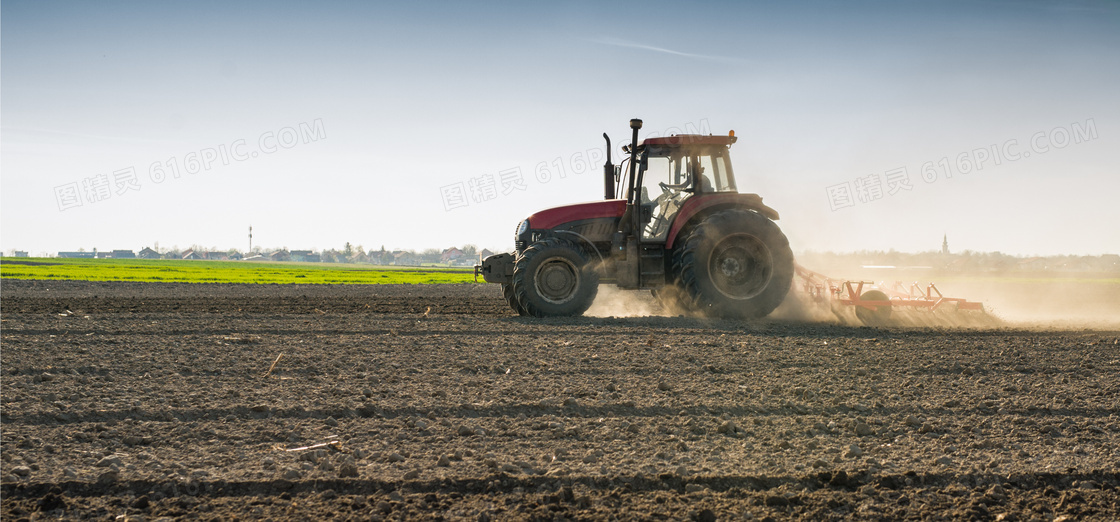 在进行犁地的农用机械摄影高清图片